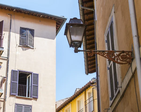 ROME, ITALIE, le 25 août 2015. Détails architecturaux typiques du bâtiment historique de la ville. Vieux lampadaire . — Photo
