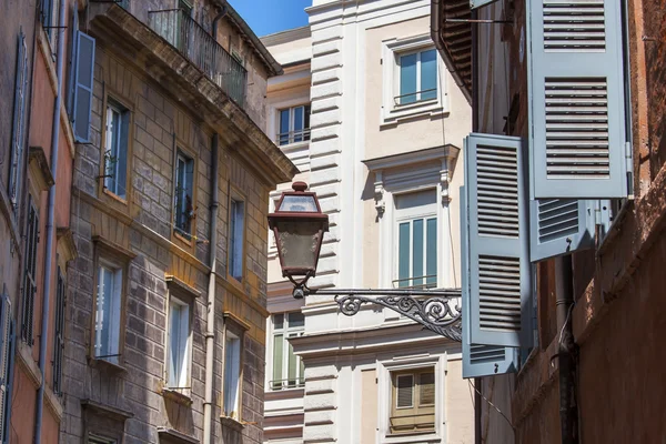 ROME, ITALIE, le 25 août 2015. Détails architecturaux typiques du bâtiment historique de la ville. Vieux lampadaire . — Photo