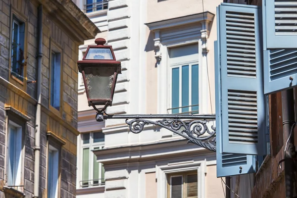 25 Ağustos 2015 tarihinde, Roma, İtalya. Tarihi şehir bina tipik mimari ayrıntıları. Eski sokak lambası.