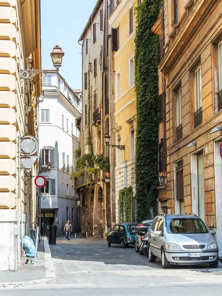 ROMA, ITALIA, 25 de agosto de 2015. La pintoresca calle estrecha en la parte histórica de la ciudad — Foto de Stock