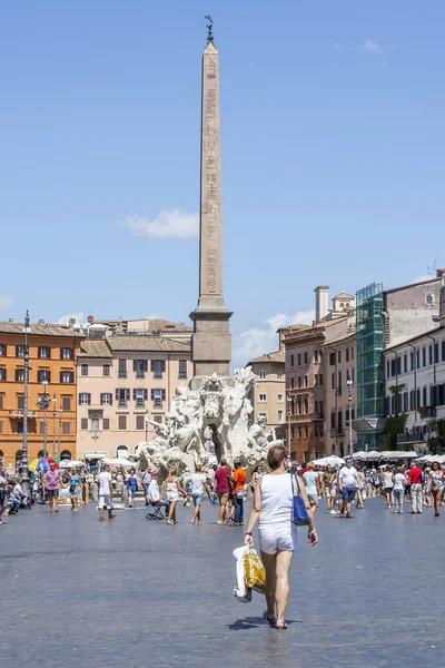 Řím, Itálie, na srpna 25, 2015. Turisté a občané chodit Navon náměstí. Navon náměstí - jedna z nejvíce známých památek — Stock fotografie