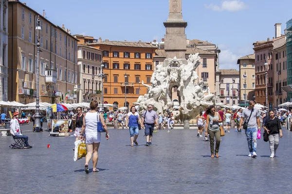 Roma, Italia, il 25 AGOSTO 2015. Turisti e cittadini camminano su Navon Square. Piazza Navon - uno dei luoghi più conosciuti di Roma — Foto Stock