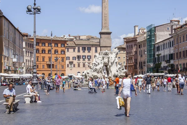 Rome, Italië, op 25 augustus 2015. Toeristen en burgers lopen op Navon Square. Navon Square een van de meest bekende bezienswaardigheden van Rome — Stockfoto