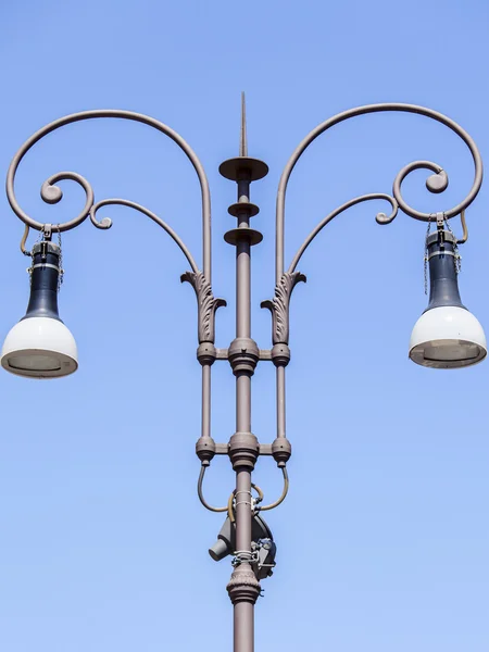 ROME, ITALY, on AUGUST 25, 2015. Typical architectura. Old streetlight. — Stok fotoğraf