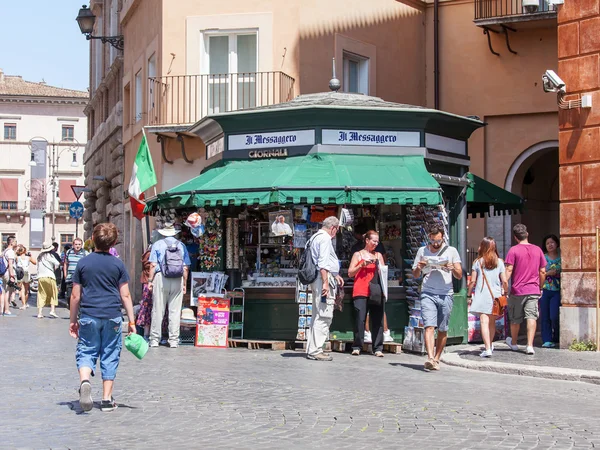 ROMA, ITALIA, 25 de agosto de 2015. Stand, comercio de periódicos, multimedia y publicaciones periódicas — Foto de Stock