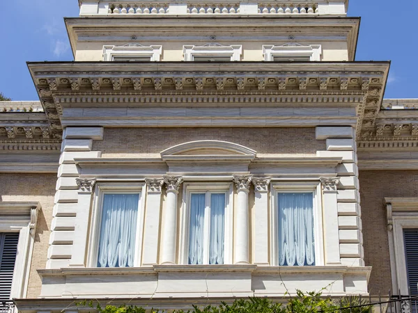 Rom, Italien, den 25 augusti 2015. Typiska arkitektoniska Detaljer för historiska staden byggnad — Stockfoto