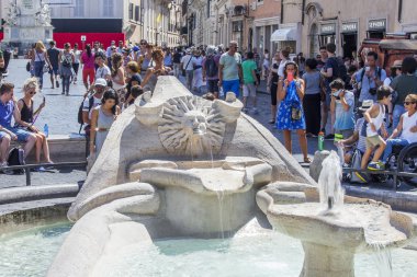 25 Ağustos 2015 tarihinde, Roma, İtalya. Çeşme İspanyol merdivenin altındaki tekne (ital. Barcaccia)
