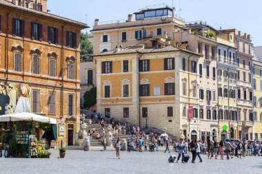 25 Ağustos 2015 tarihinde, Roma, İtalya. Pitoresk şehir manzarası. Turistler İspanyol merdivenin adımları oturmak