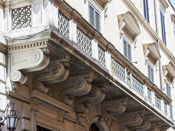 Rome, Italië, op 25 augustus 2015. Typische architectonische details van historische stad gebouw — Stockfoto