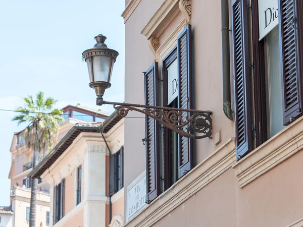 ROME, ITALIE, le 25 août 2015. Détails architecturaux typiques du bâtiment historique de la ville — Photo