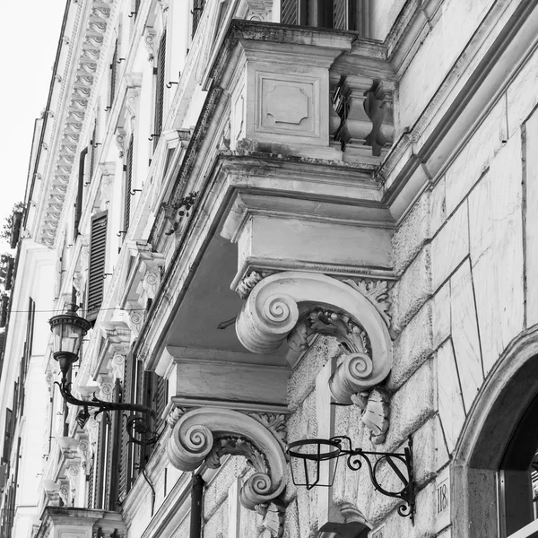 ROMA, ITALIA, 25 de agosto de 2015. Detalles arquitectónicos típicos del edificio histórico de la ciudad — Foto de Stock