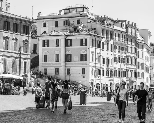 ROMA, ITÁLIA, em 25 de agosto de 2015. Paisagem pitoresca da cidade. Turistas sentam-se aos degraus da escada espanhola — Fotografia de Stock