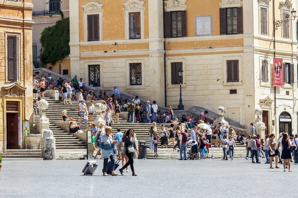 Rome, Italië, op 25 augustus 2015. Schilderachtige stad landschap. Toeristen zitten op de stappen van de Spaanse ladder — Stockfoto