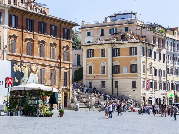 ROMA, ITALIA, 25 de agosto de 2015. Pintoresco paisaje de la ciudad. Los turistas se sientan a los escalones de la escalera española — Foto de Stock