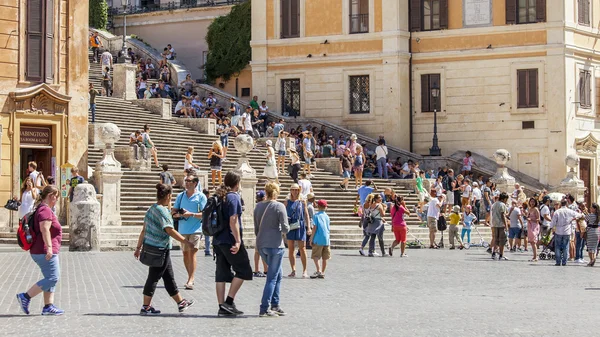 РИМ, ИТАЛИЯ, 25 августа 2015 года. Живописный городской пейзаж. Туристы сидят у ступенек испанской лестницы — стоковое фото