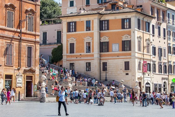 ROMA, ITALIA, 25 de agosto de 2015. Pintoresco paisaje de la ciudad. Los turistas se sientan a los escalones de la escalera española — Foto de Stock