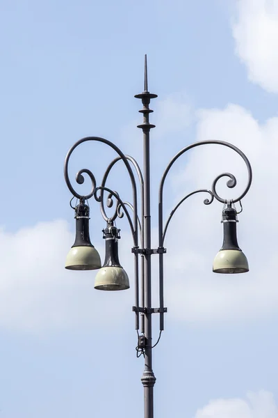 ROME, ITALY, on AUGUST 25, 2015. Typical architectura. Old streetlight. — Stock fotografie