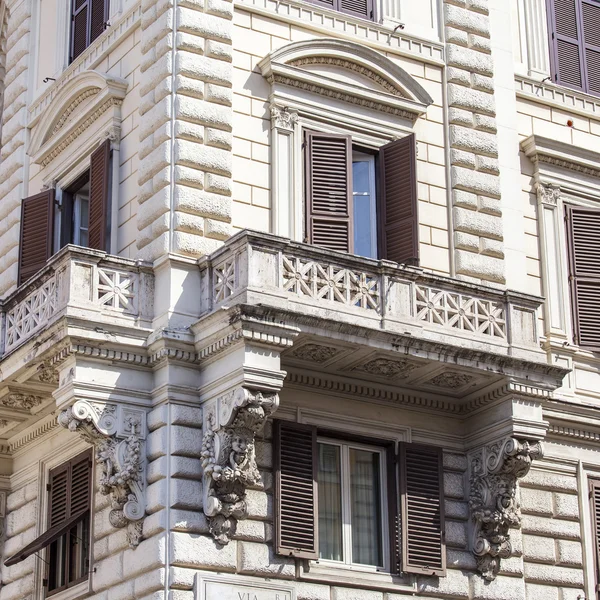 Rom, Italien, den 25 augusti 2015. Typiska arkitektoniska Detaljer för historiska staden byggnad — Stockfoto