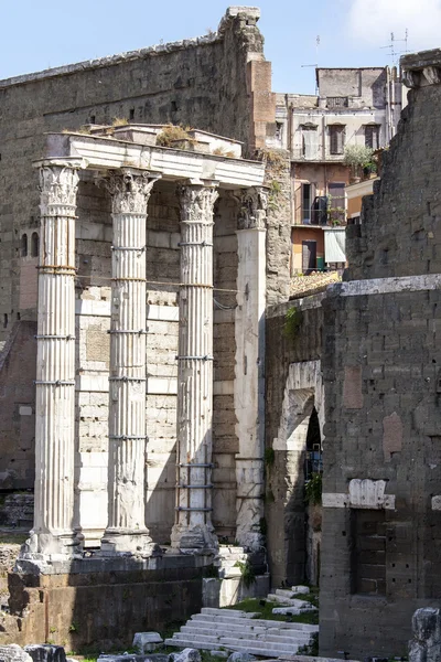 罗马，意大利，2015 年 8 月 25 日。仿古建筑的废墟. — 图库照片