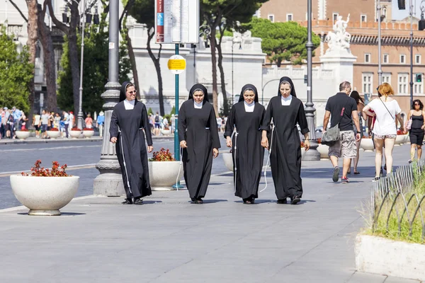 Rom, Italien, den 25 augusti 2015. Nunnor går ner på gatan. Sommardag. — Stockfoto