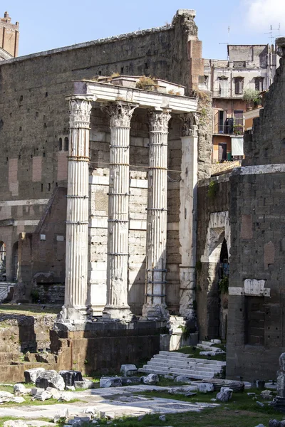 罗马，意大利，2015 年 8 月 25 日。仿古建筑的废墟. — 图库照片