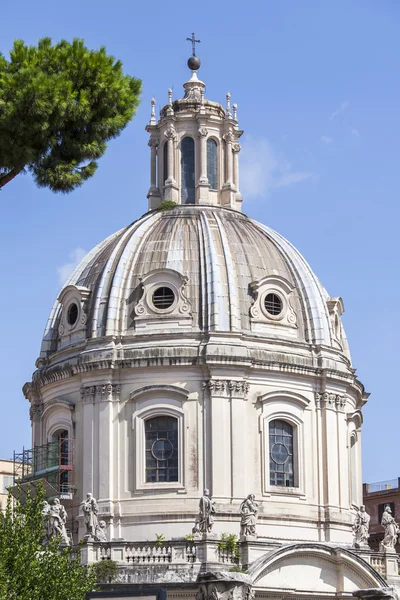 ROMA, ITALIA, 25 de agosto de 2015. Decoración arquitectónica de una antigua catedral — Foto de Stock