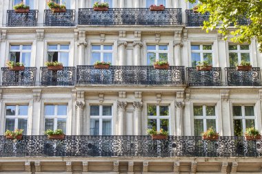 26 Ağustos 2015 tarihinde, Paris, Fransa. Bina cephe parçası üzerinde büyük bulvar.