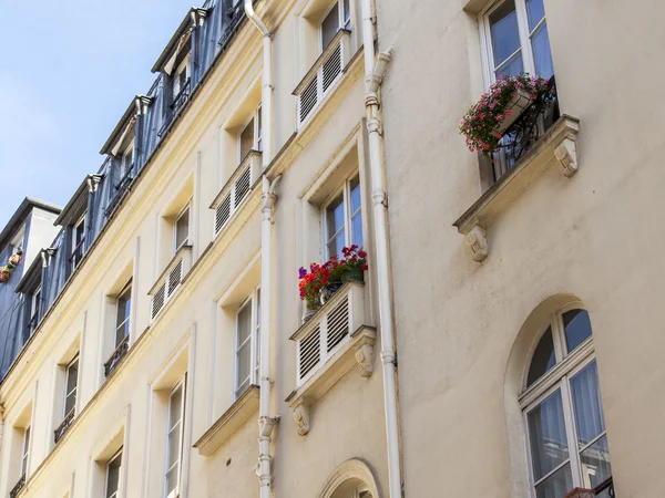 PARIS, FRANCE, on AUGUST 26, 2015. A building facade fragment — Stock Photo, Image