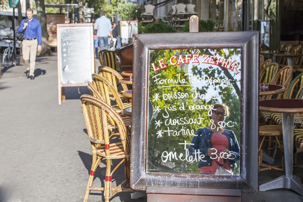 Parigi, FRANCIA, il 26 AGOSTO 2015. Il menù di caffè estivo sulla strada di città scritta su uno specchio — Foto Stock