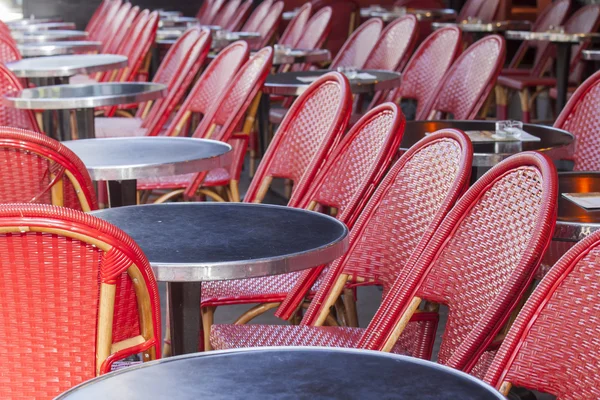 PARIS, FRANCE, on AUGUST 26, 2015. Picturesque summer cafe on the city street, red wattled chairs — Stock Photo, Image