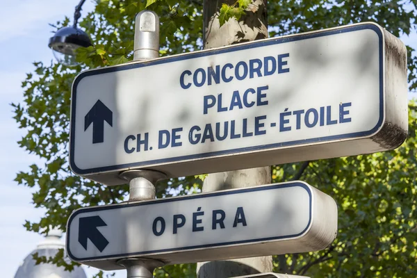 PARIS, FRANCE, on AUGUST 26, 2015. Elements of city navigation. Direction sign — Stock Photo, Image