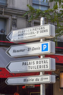 26 Ağustos 2015 tarihinde, Paris, Fransa. Şehir gezinti unsurları. Yön işareti altı