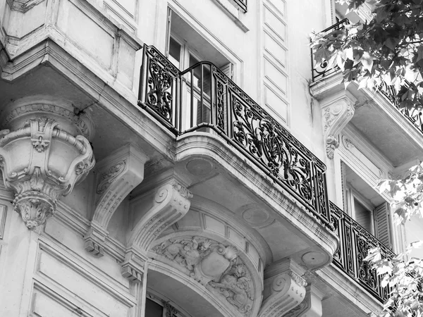 Parigi, FRANCIA, il 26 AGOSTO 2015. Un frammento della facciata di un edificio sul viale Grandee . — Foto Stock