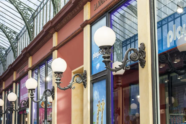 PARIS, FRANCE, on AUGUST 29, 2015. Architectural details of a typical Parisian passage. — Stock Photo, Image