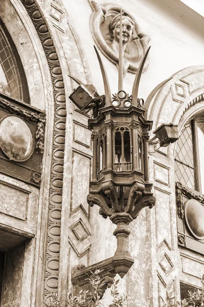Paříž, Francie, na 26 srpna 2015. Typické architektonické detaily historické budovy. Starý pouličního osvětlení. — Stock fotografie
