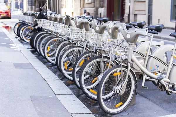 PARIS, FRANCE, on AUGUST 27, 2015. Bicycles on on the street, a parking of point of rent — Stock Photo, Image
