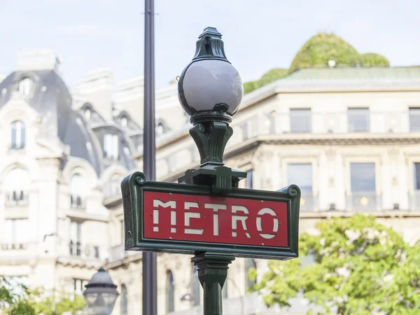 パリ、フランス、2015 年 8 月 26 日に。市ナビゲーションの要素です。地下鉄への入り口の指定 — ストック写真