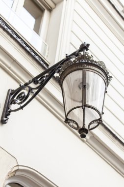 26 Ağustos 2015 tarihinde, Paris, Fransa. Tarihi şehir bina tipik mimari ayrıntıları. Eski sokak lambası.