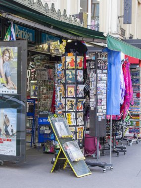 27 Ağustos 2015 tarihinde, Paris, Fransa. Sokakta Hediyelik eşya dükkanı