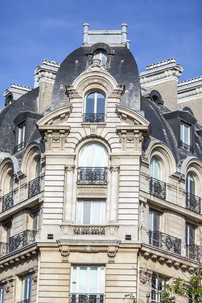 Parijs, Frankrijk, op 26 augustus 2015. Een fragment van een typische gevel van het gebouw op Haussman Boulevard — Stockfoto