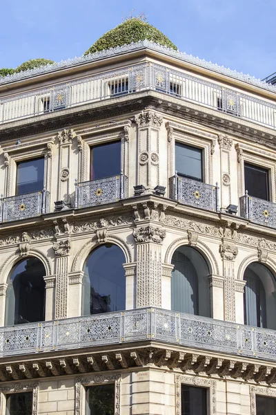 PARIS, FRANCE, on AUGUST 26, 2015. A fragment of a typical facade of the building on Haussman Boulevard — Stock Photo, Image