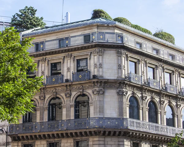 Париж, Франция, 26 августа 2015 г. Фрагмент типичного фасада здания на бульваре Хауссмана — стоковое фото
