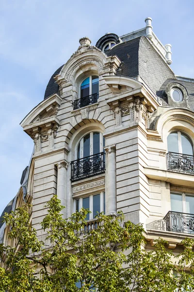 Parigi, FRANCIA, il 26 AGOSTO 2015. Un frammento di una tipica facciata dell'edificio su Haussman Boulevard — Foto Stock