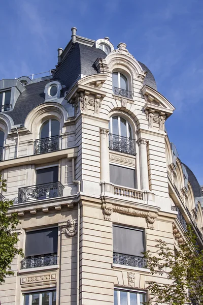 Paříž, Francie, na 26 srpna 2015. Fragment typické fasáda budovy na Haussman Boulevard — Stock fotografie