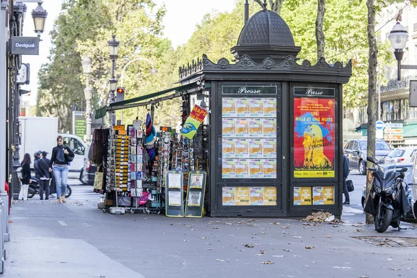 PARIS, FRANCE, on AUGUST 26, 2015. Typically issued booth on sale of the press and periodicals on the city street — Stock Photo, Image