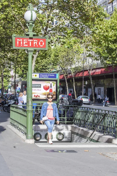 PARIS, FRANCE, on AUGUST 26, 2015. Typical design of an entrance to the subway — Stock Photo, Image