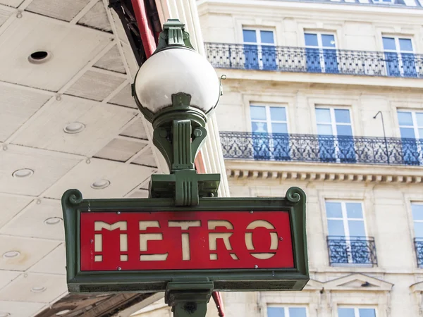 Parijs, Frankrijk, op 26 augustus 2015. Elementen van stad navigatie. Aanwijzing van een ingang naar de metro — Stockfoto