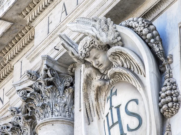 ROME, ITALY, on AUGUST 25, 2015. Architectural decor of an ancient cathedral — Stock Photo, Image