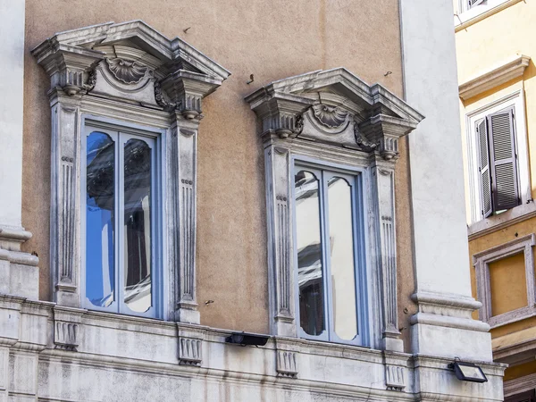 25 Ağustos 2015 tarihinde, Roma, İtalya. Tarihi şehir bina tipik mimari detaylar — Stok fotoğraf