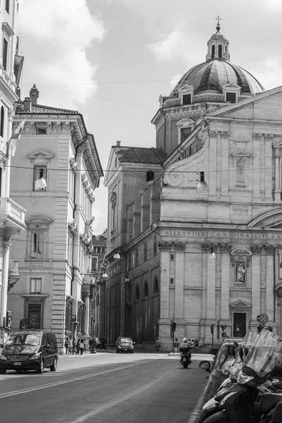 Řím, Itálie, na 25 srpnu 2015. Malebné město krajina. Úzká ulice staré — Stock fotografie
